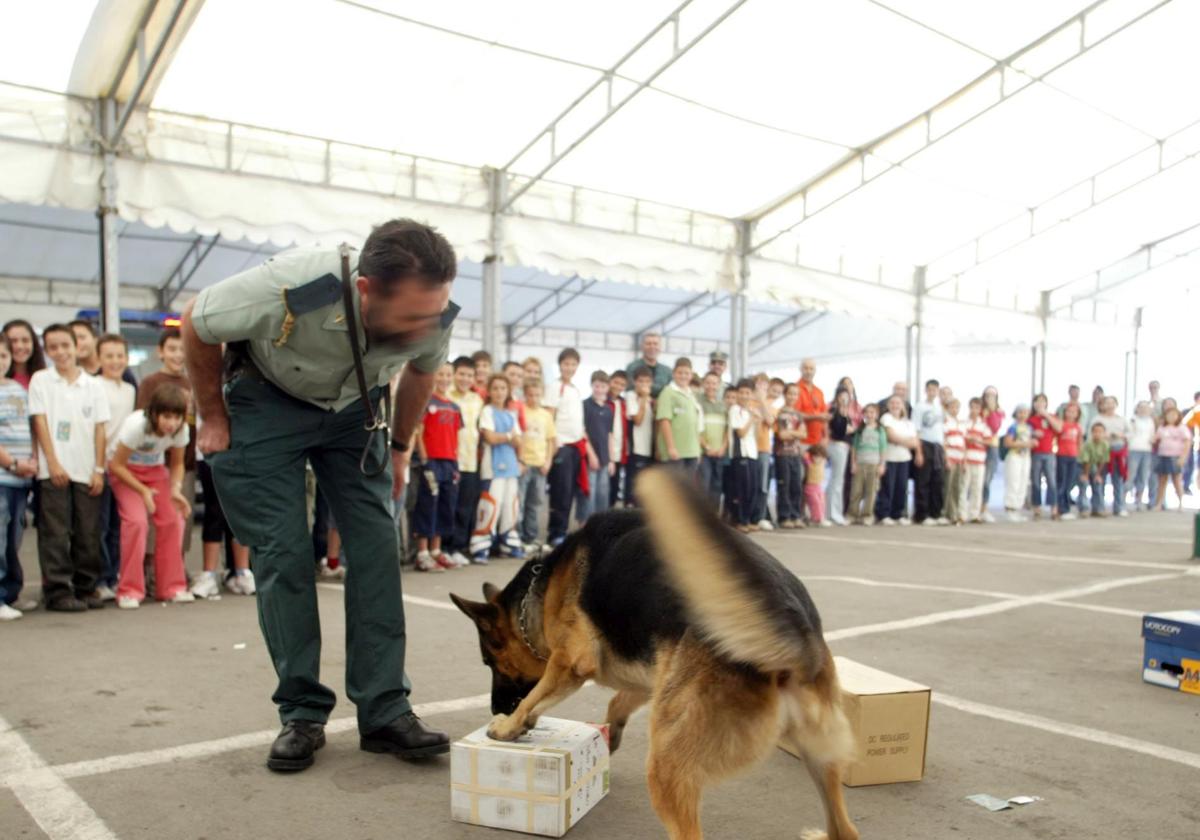 Un agente de la Guardia Civil en una jornada de exhibición