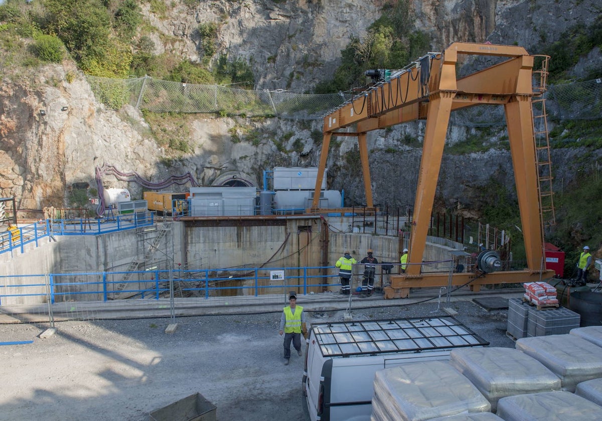 Obras en la estación de bombeo de Santoña antes de la paralización.