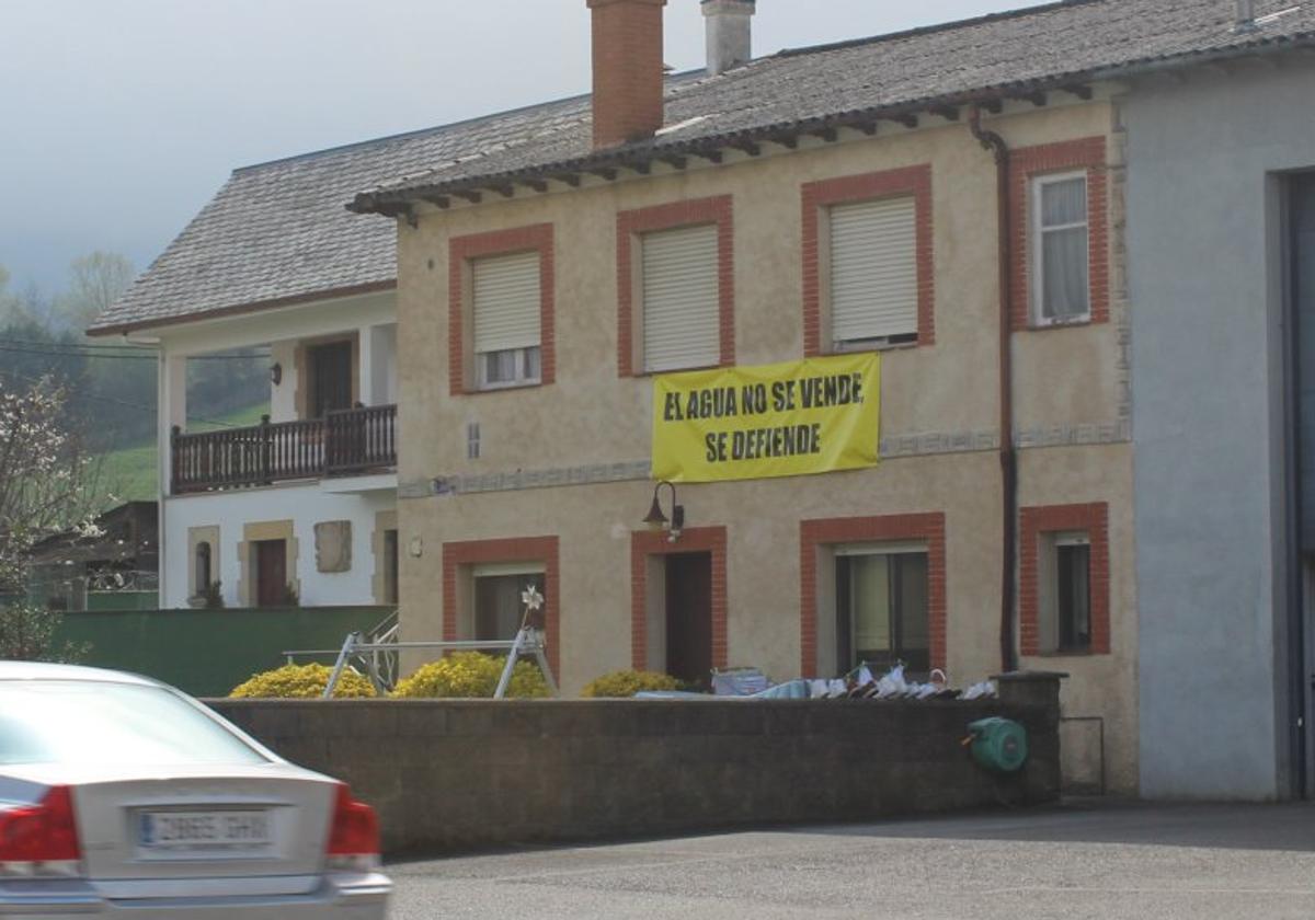 Los vecinos han colocado pancartas en muchos edificios con el lema 'El agua no se vende, se defiende'.