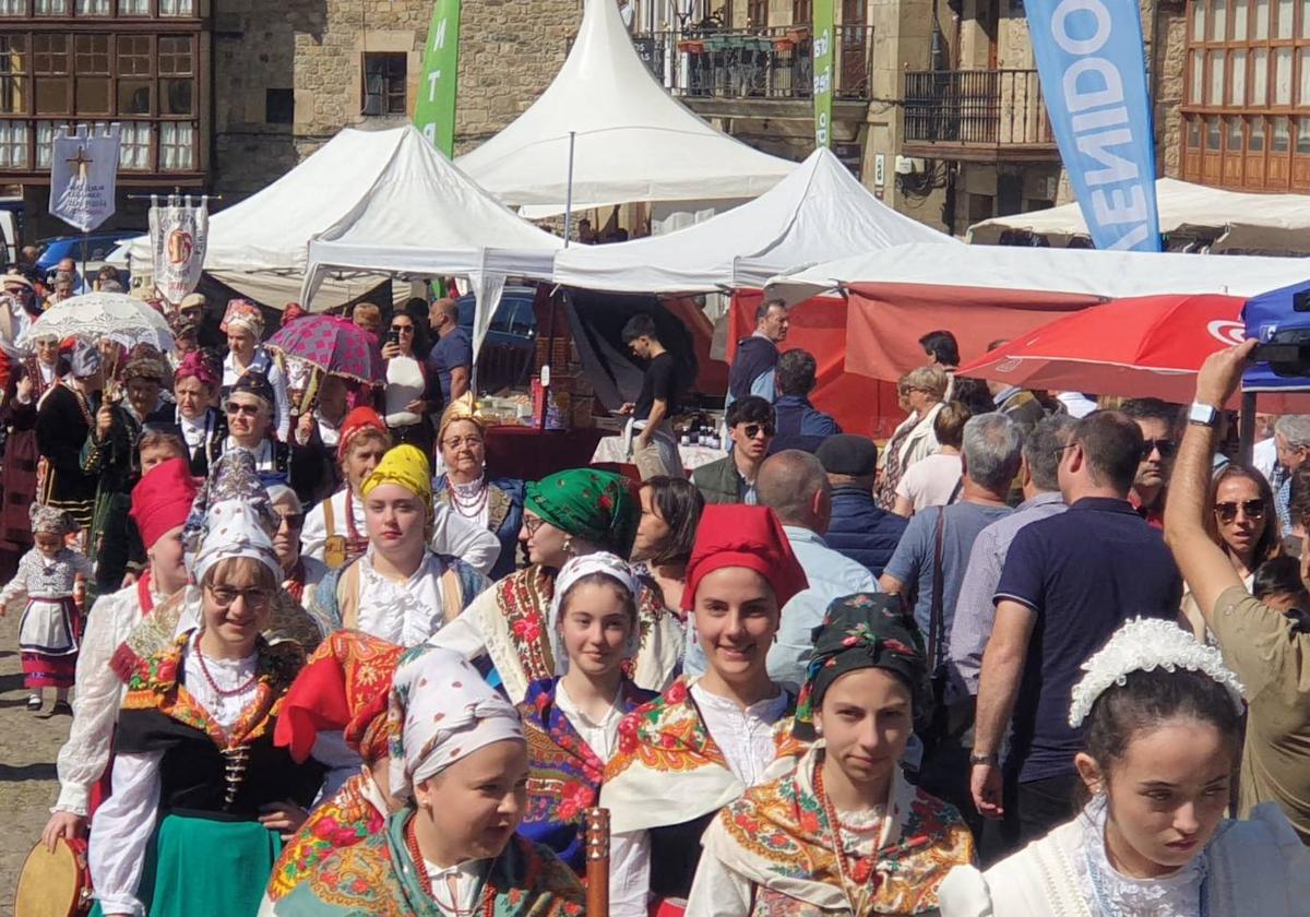 Fotografía de archivo de una de las pasadas ediciones de la feria del sobao y la quesada pasiega.