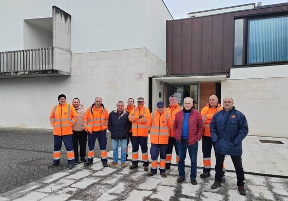 Trabajadores del servicio de recogida de residuos de Santa Cruz de Bezana se han concentrado este martes frente al Ayuntamiento, horas después del inicio de la huelga.