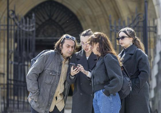 Turistas, esta semana, en la Catedral de Santander.