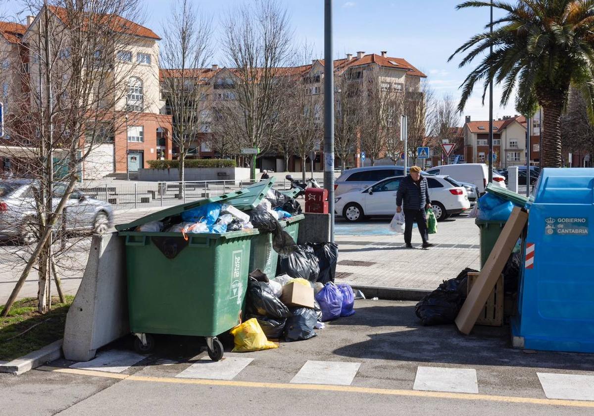 La basura comienza a amontonarse en los contenedores.