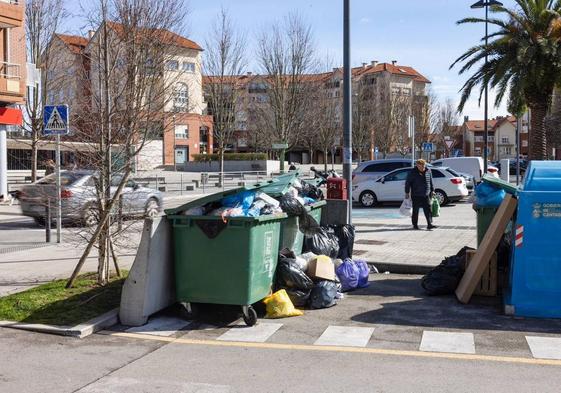 La basura comienza a amontonarse en los contenedores.