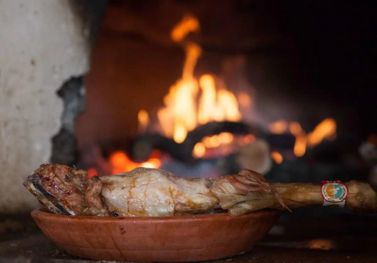 Un cuarto de lechazo sacado del horno de leña.