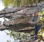Un pescador, en la zona de Puente Viesgo, el año pasado en busca del 'campanu' en Cantabria.