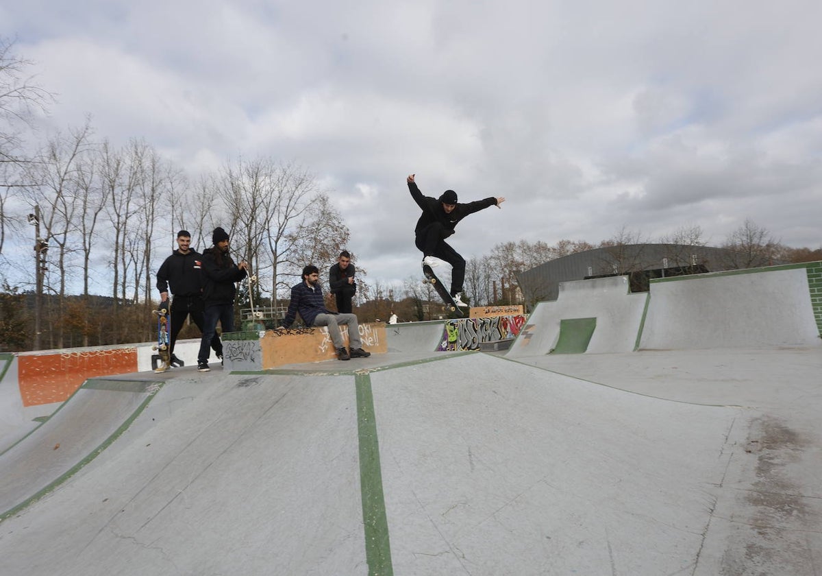 Patinadores disfrutan de las pistas de skate de La Lechera, el año pasado, en Torrelavega.