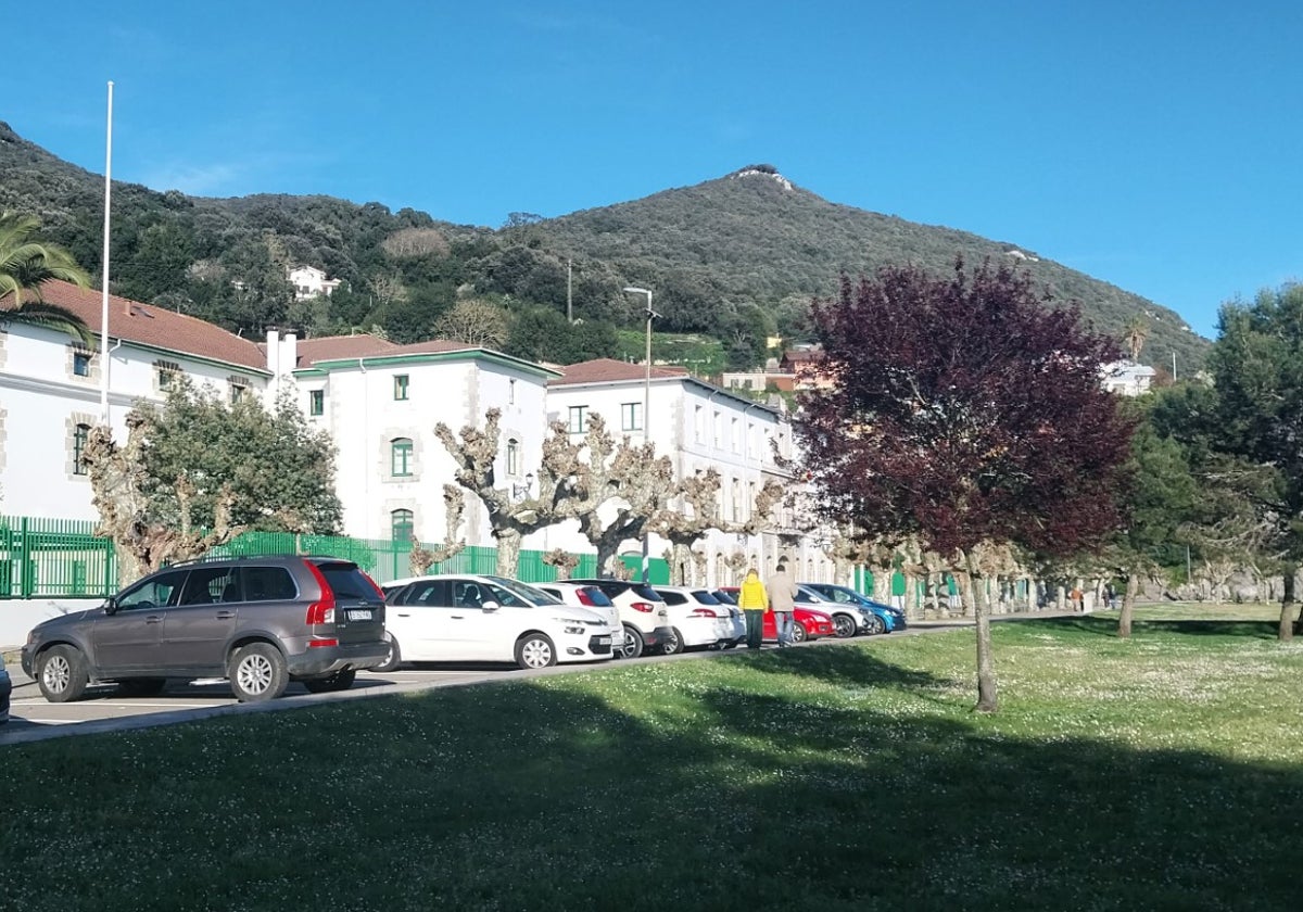 Aparcamiento habilitado frente ala residencia militar.