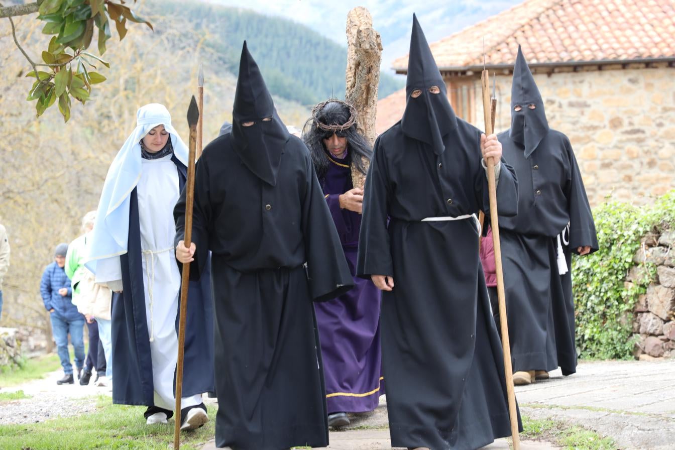 La comitiva llegando a la iglesia de San Pedro de Bedoya