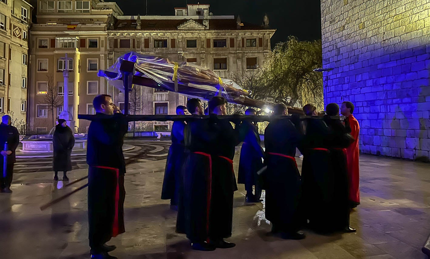 El Cristo de la Misericordia llega al claustro catedralicio cubierto por plásticos.