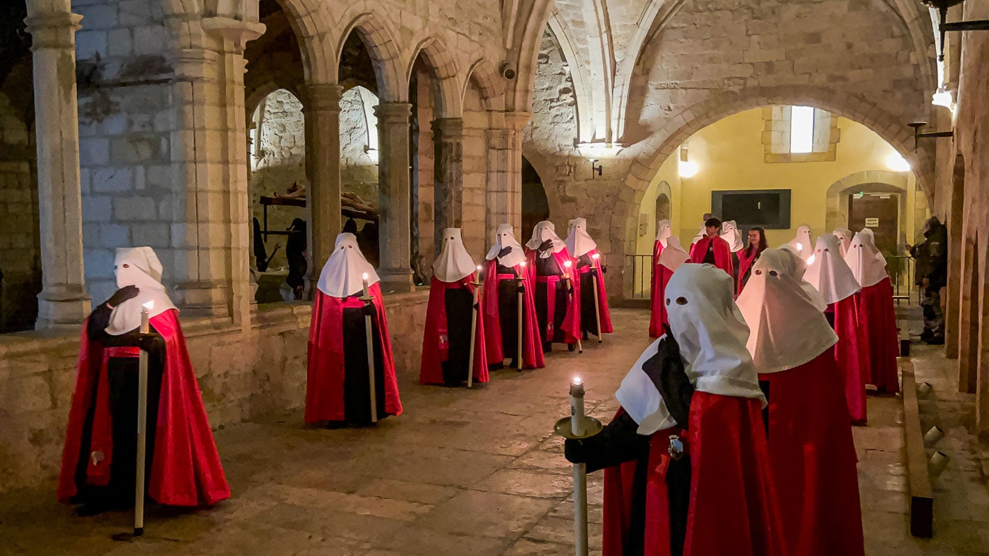 Comienza la procesión por las galerías del claustro.