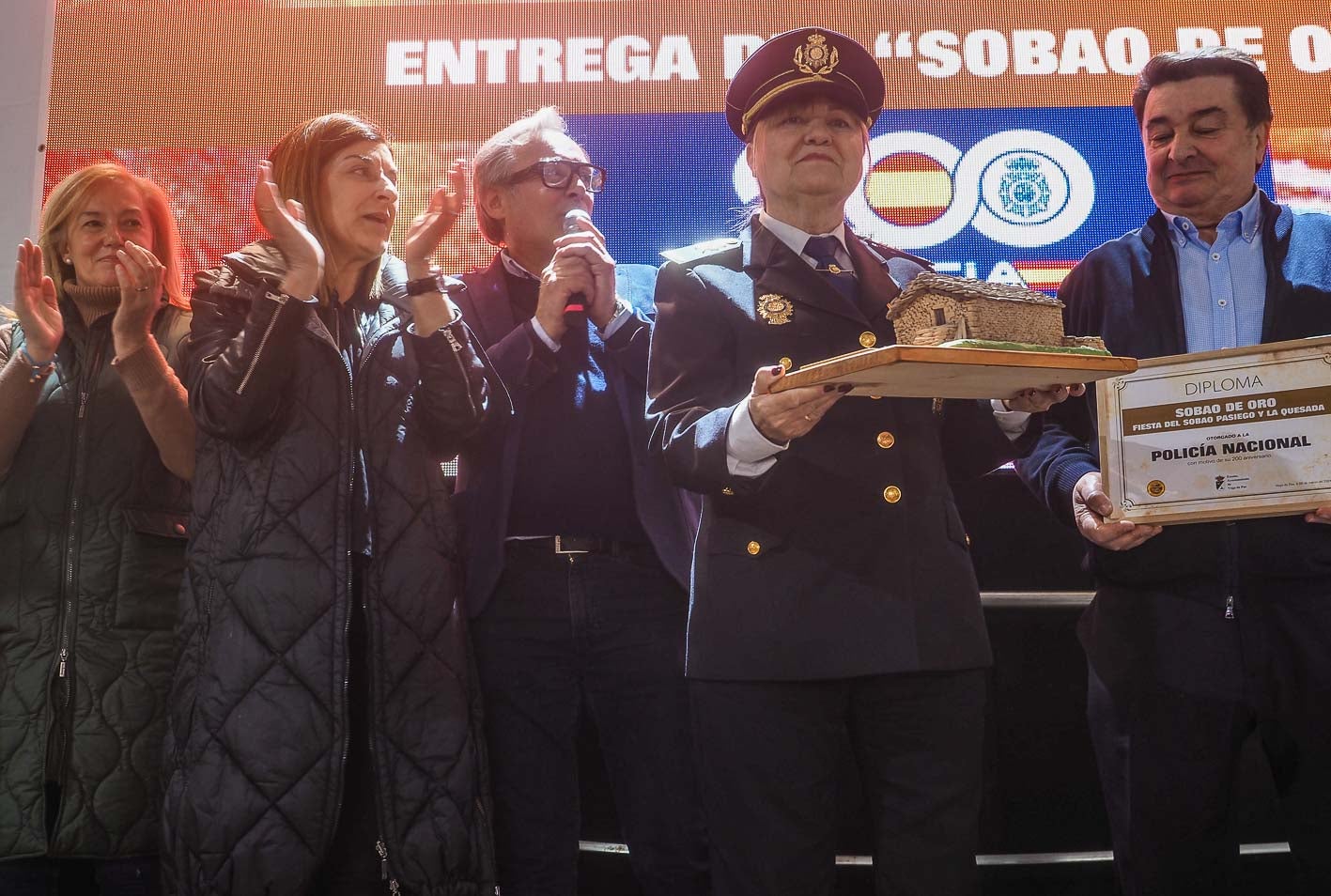 Durante el acto inaugural se ha hecho entrega del 'Sobao de Oro' al Cuerpo Nacional de Policía con motivo de su 200 aniversario, distinción que ha recogido su jefa superior en Cantabria, Carmen Martínez.