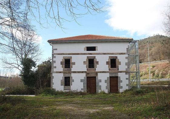 El molino de Torrentero está ubicado entre Sarón y la Encina. Fue rehabilitada la fachada y tejado en su primera fase.