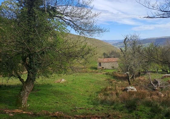 La cabaña del cura, en Villafufre, donde los ladrones dejaron la caja del banco abandonada y sin abrir.