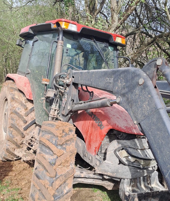 Imagen secundaria 2 - Arriba la pala tractor abandonada en zona de Monte Caballar, más abajo los daños en el tractor y Manuel y su hijo Alejo, los afectados por el robo de su tractor en su ganadería El Macho. 