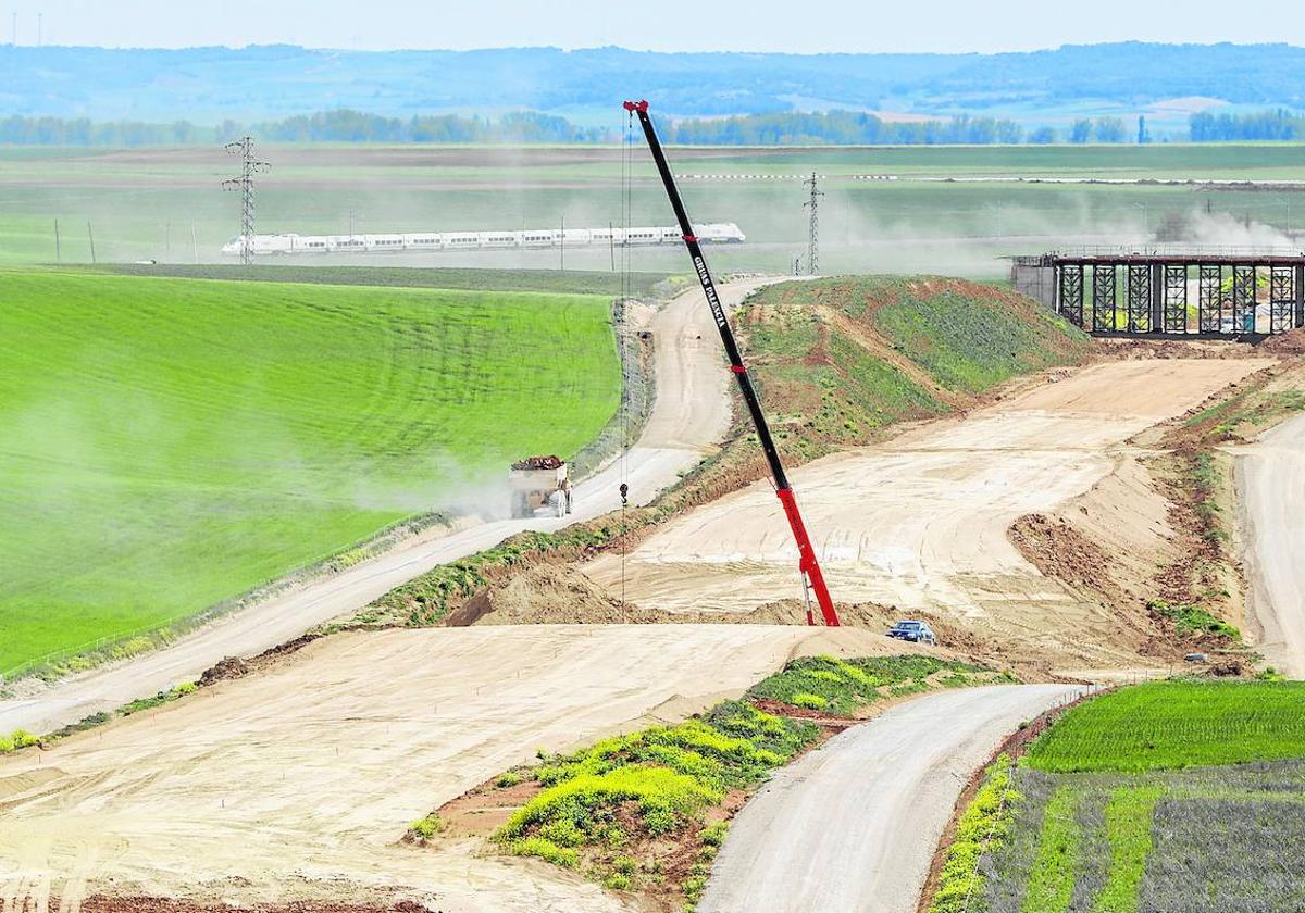 Obras del AVE, en uno de los tramos que se están ejecutando en la provincia de Palencia.