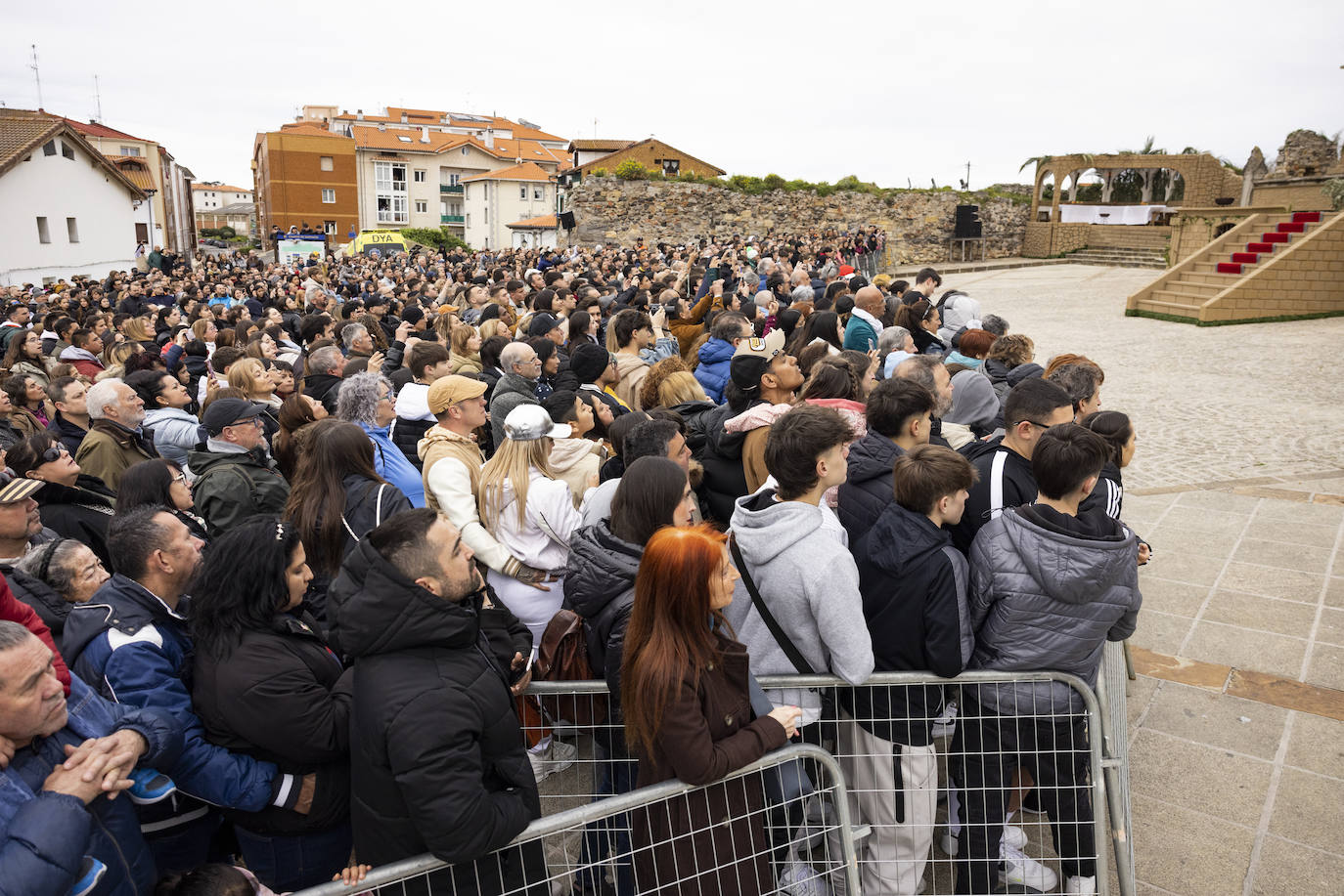 Miles de personas han presenciado en la mañana de este viernes las escenas de la Pasión viviente en Castro.