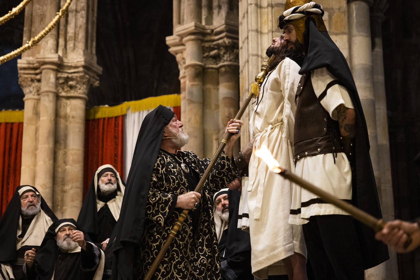 Vilella, en el papel de Jesús, es juzgado dentro del templo.