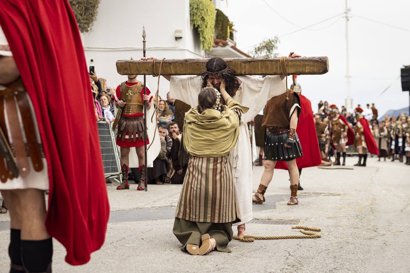 Emotivo encuentro con María Magdalana durante el Vía Crucis.