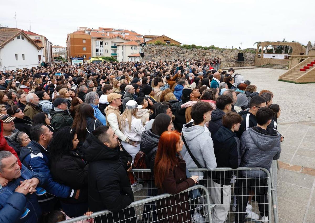 Imagen secundaria 1 - Miles de personas vivieron este viernes las últimas horas de la vida de Jesús de Nazaret en Castro