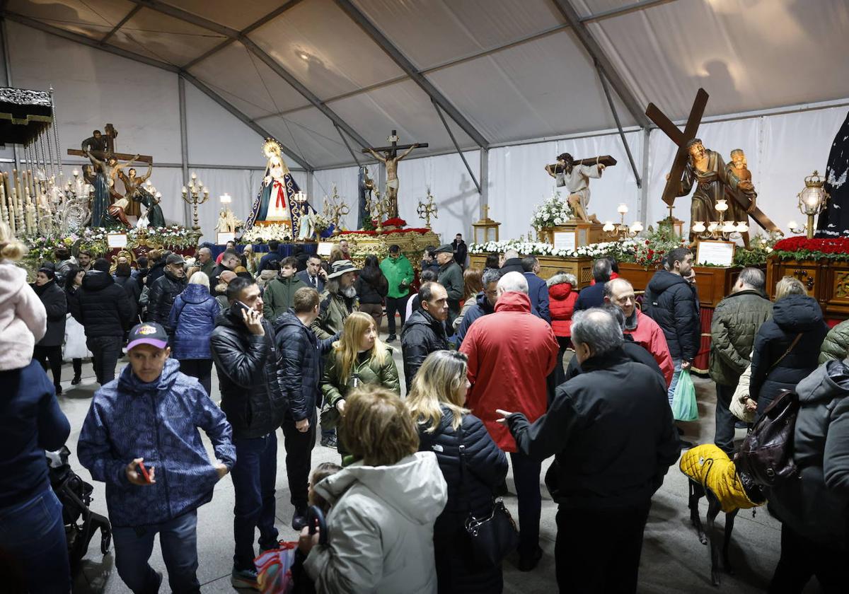 Los pasos no han podido salir en procesión en Santander y están en la carpa.