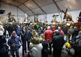 Los pasos no han podido salir en procesión en Santander y están en la carpa. Juanjo Santamaría