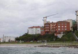 El edificio color teja y el blanco son dos de los tres inmuebles -el tercero está detrás- que tendrán que ser derribados para levantar las 120 viviendas de lujo