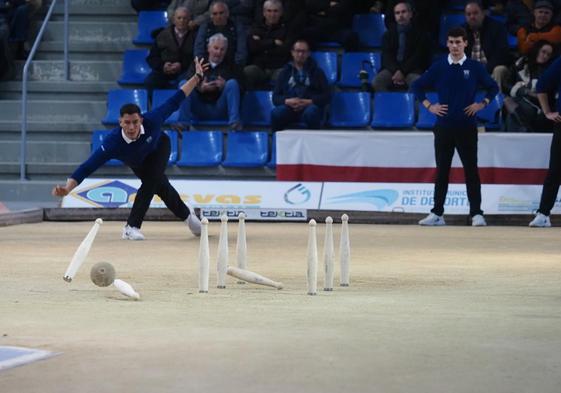 Víctor González birla durante el partido de ayer.