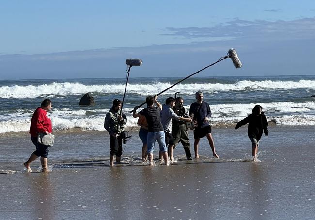 El equipo de rodaje, en la playa de Comillas, durante una de las secuencias.