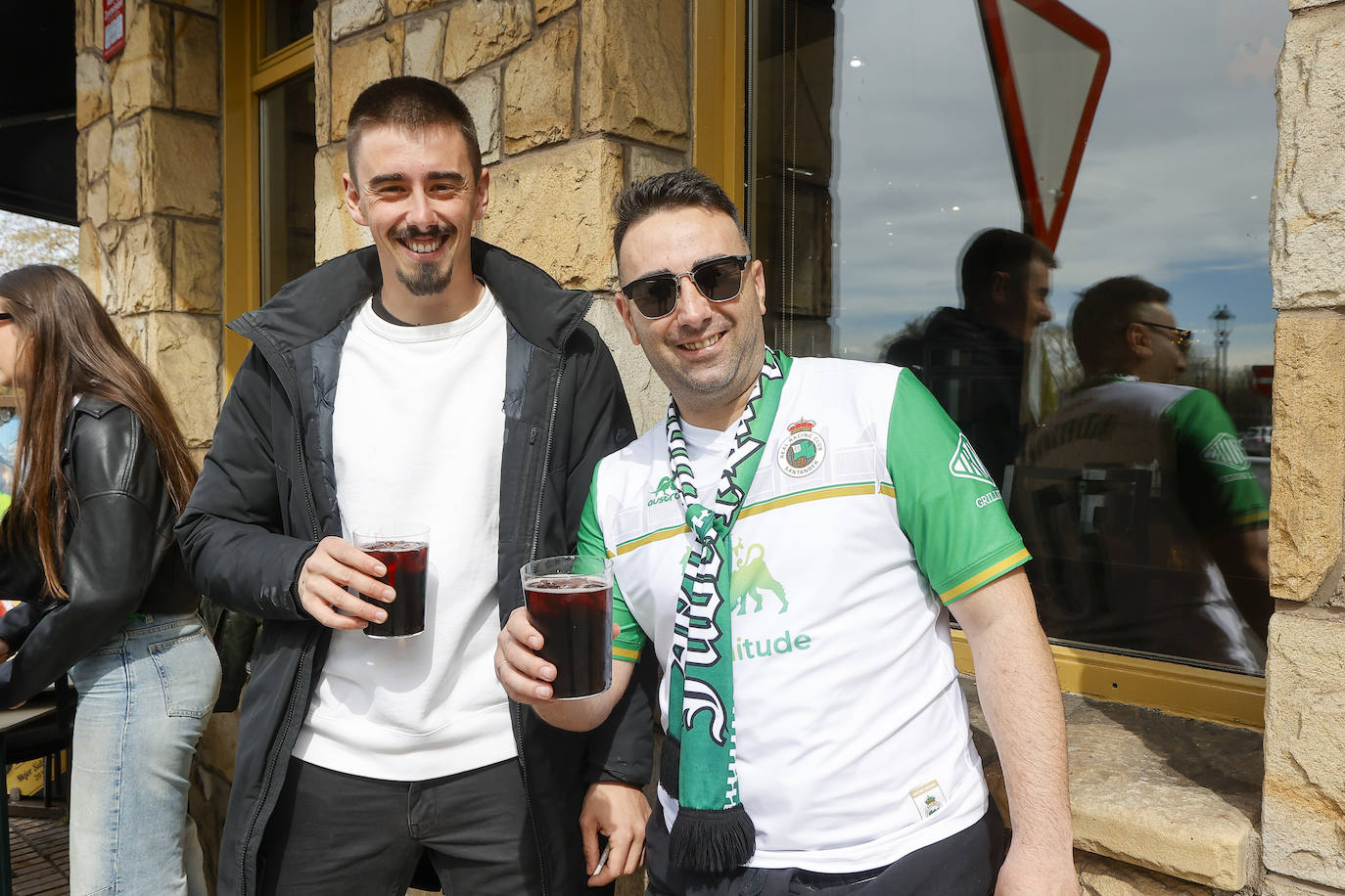 El primer 'repostaje' tras el viaje desde Cantabria a la ciudad asturiana.