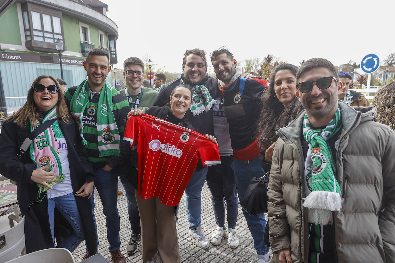 Un grupo de verdiblancos posa tras llegar a Gijón.