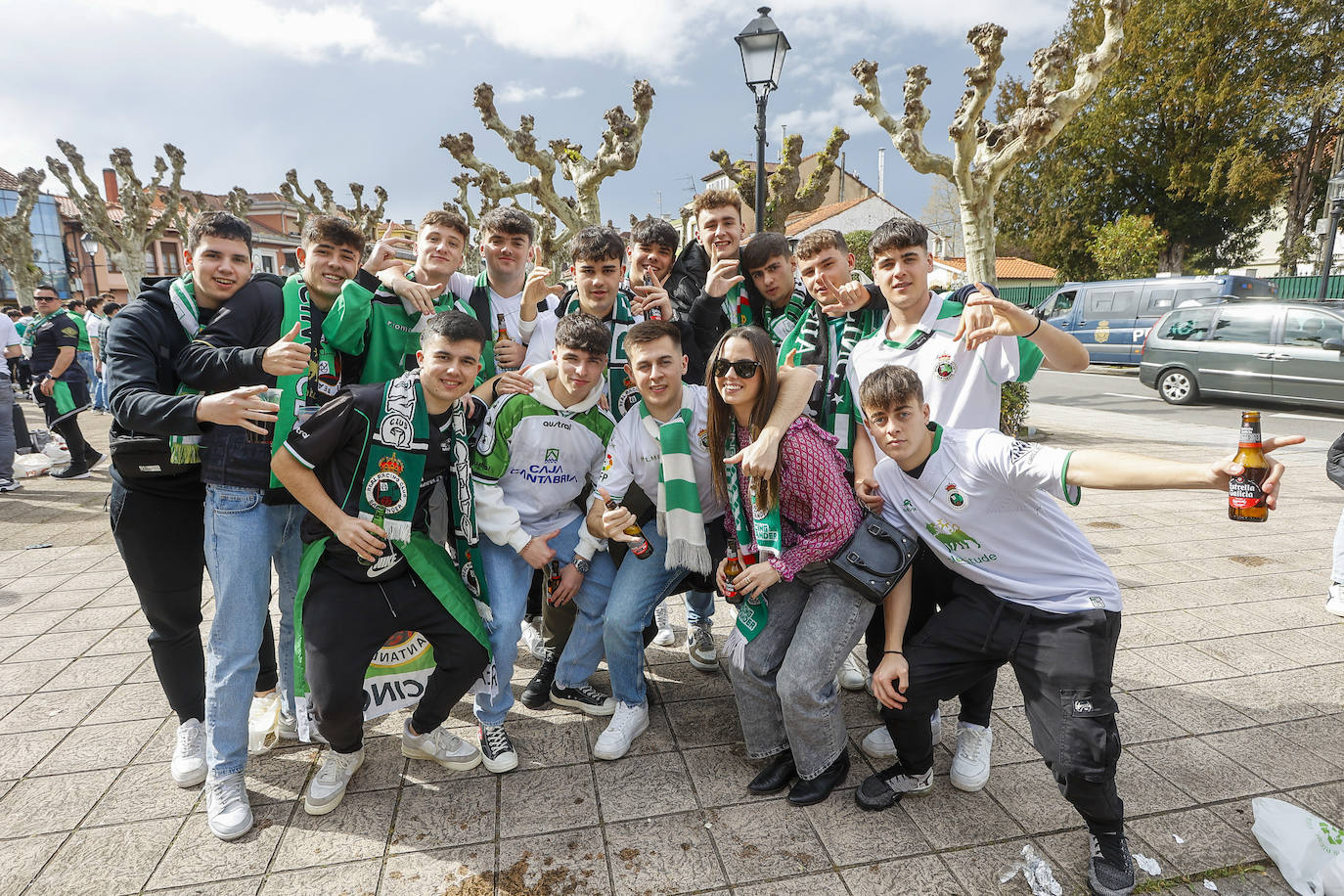 Un grupo numeroso de racinguistas posa tras llegar a la ciudad asturiana.