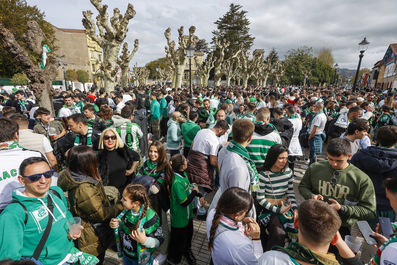 Los aficionados verdiblancos tomaron la zona en la que habían quedado por la mañana en Gijón.