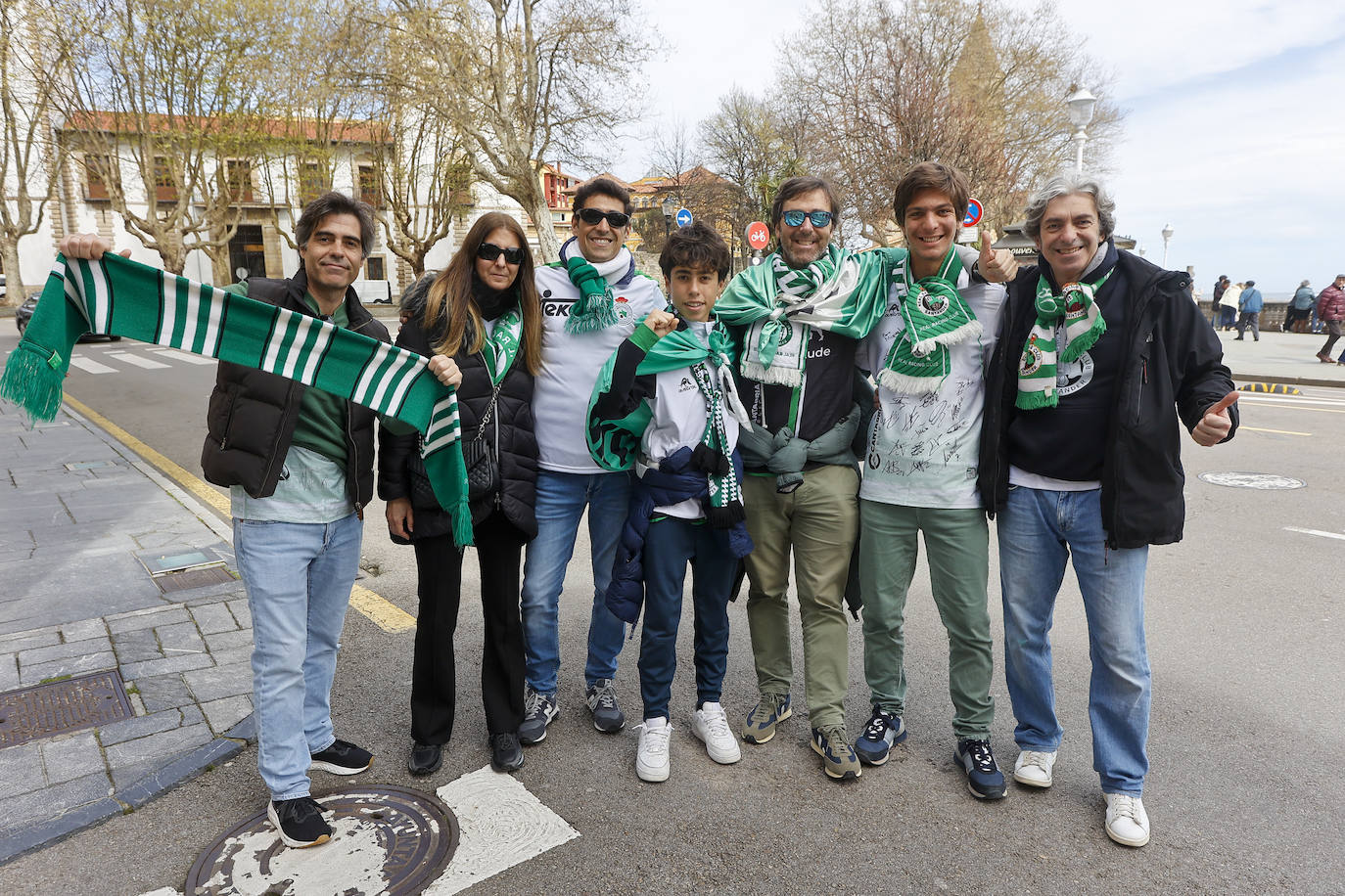 Otro grupo, bien ataviado de verde y blanco.