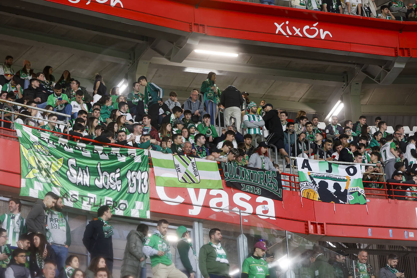 Las pancartas de las distintas peñas, en las gradas del estadio gijonés.