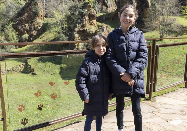 Fátima y Flavia, al lado de la parcela de los tigres.