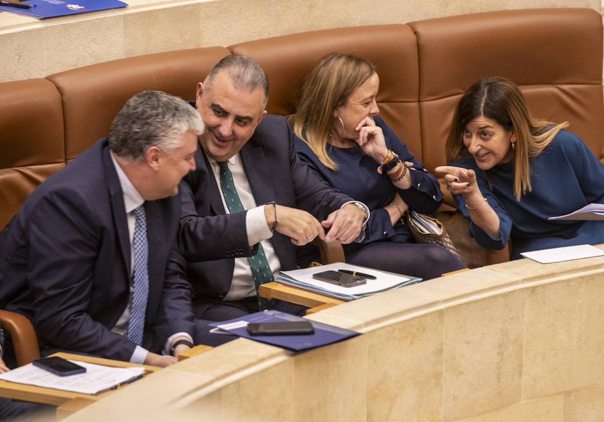 La presidenta Buruaga charla con los consejeros Luis Ángel Agüeros, Roberto Media e Isabel Urrutia, el núcleo duro de su Gobierno.