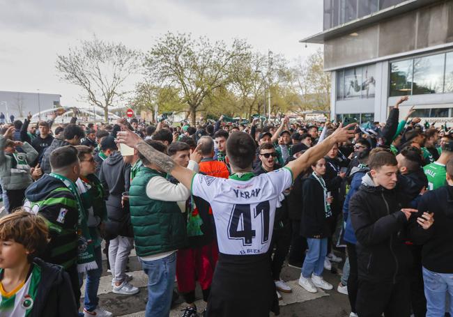 Los verdiblancos, durante el corteo hasta El Molinón.