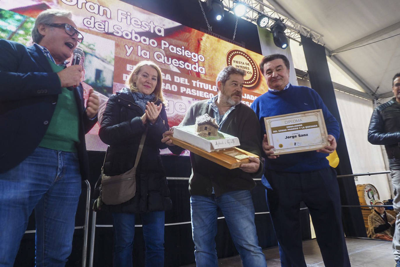 El alcalde de Vega de Pas, Juan Carlos García; la consjera de Turismo, Eva Guillermina Fernández; el actor Jorge Sanz y Adolfo Gómez de Sobaos Serafina