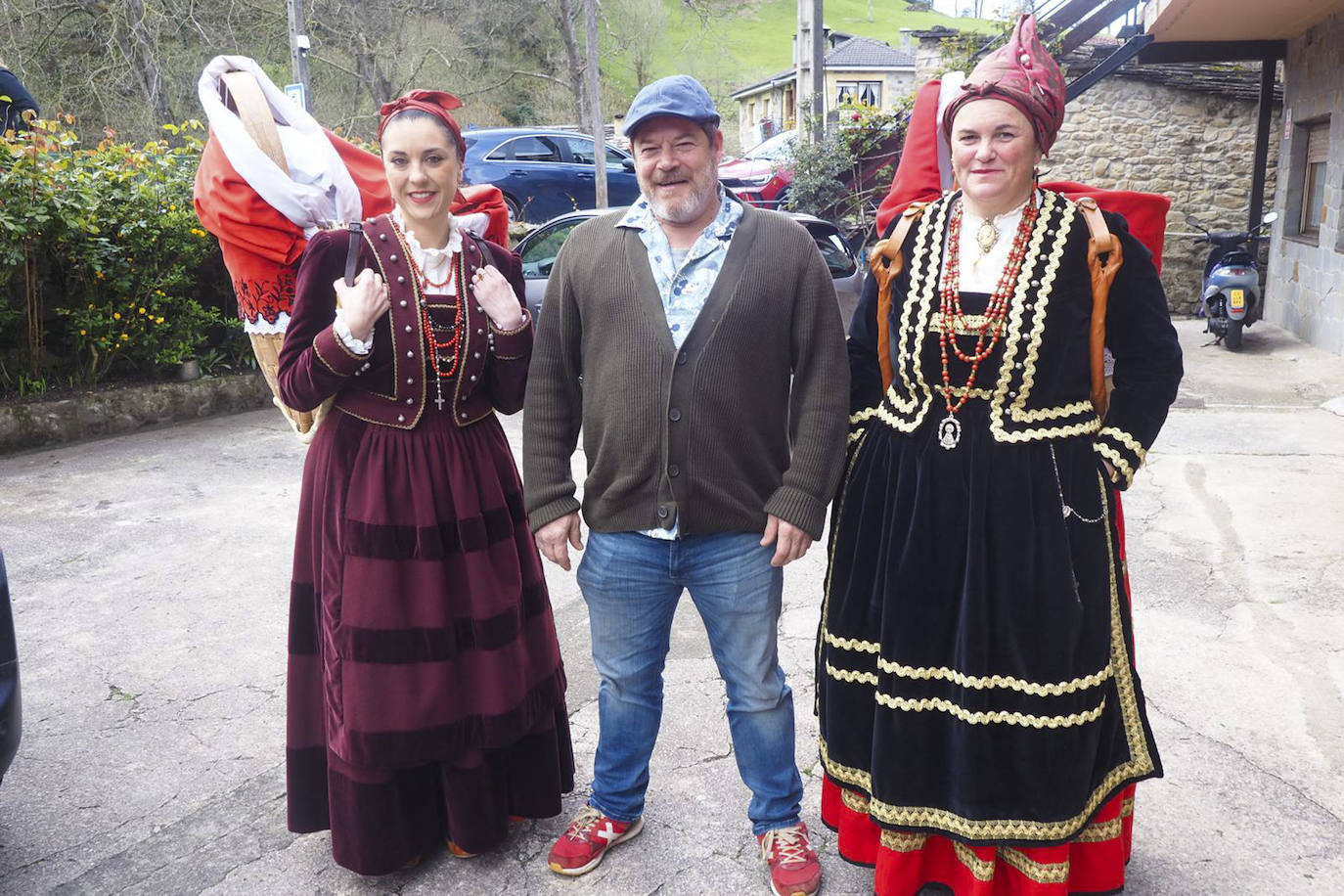 Jorge Sanz posa con dos pasiegas con el traje típico y el cuévano niñero