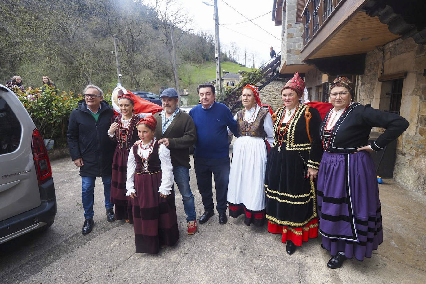 El alcalde y el actor con un grupo de pasiegas