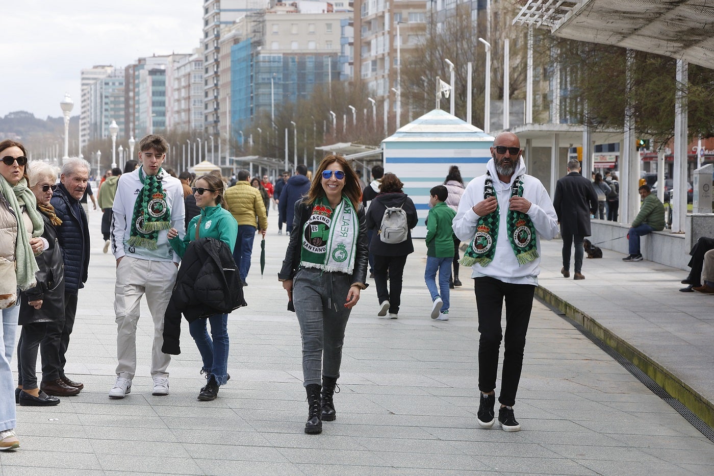 Los verdiblancos pasean junto a la playa de San Lorenzo.