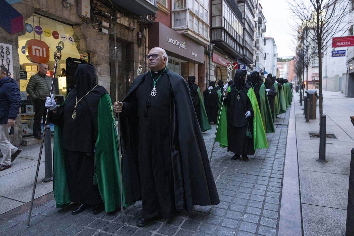 Los cofrades recorren las calles de Santander esta mañana