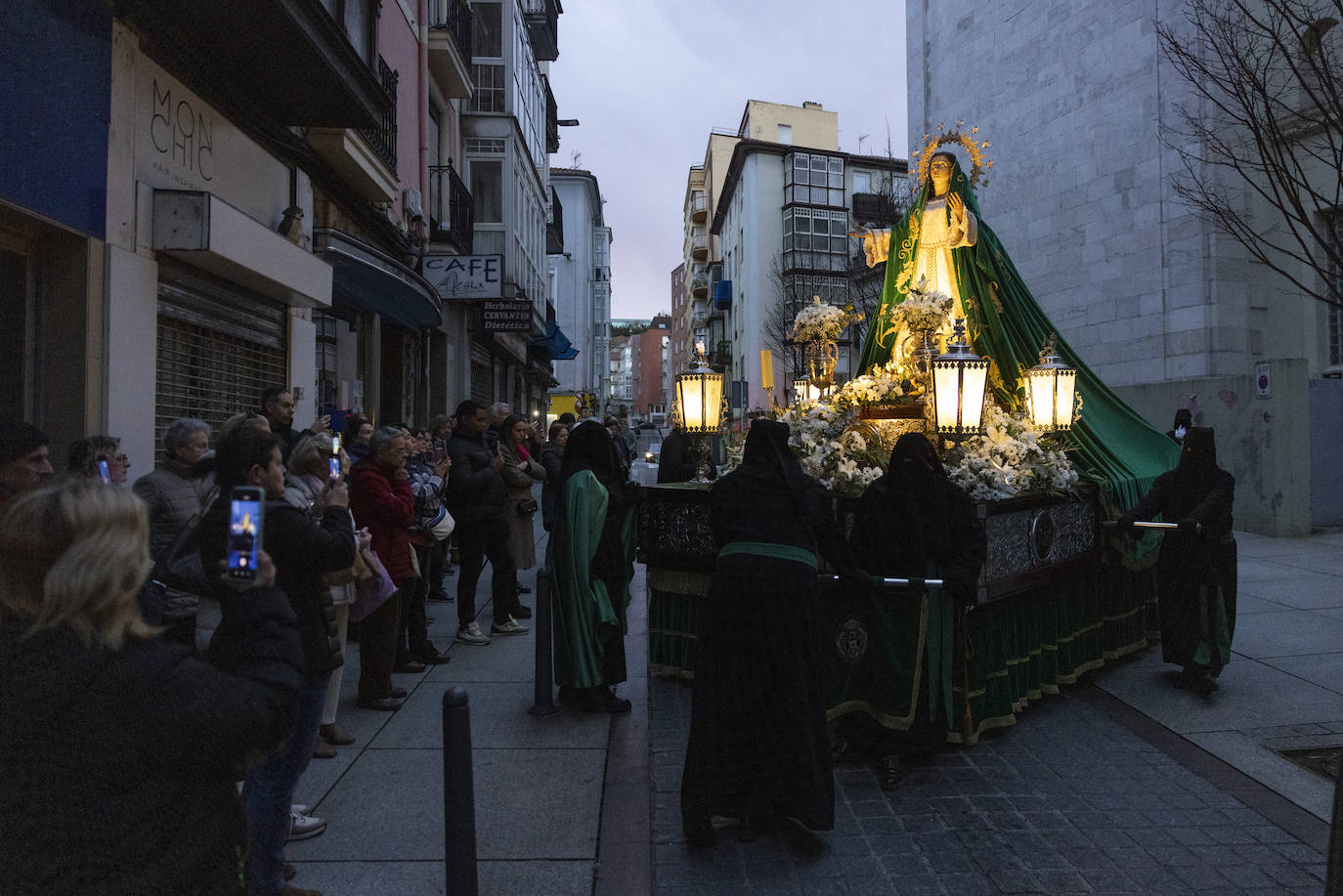 Devoción por la virgen en el momento de la salida