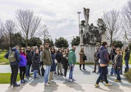 Un grupo de turistas frente al monumento al incendio y reconstrucción de Santander, junto a los Jardines de Pereda.