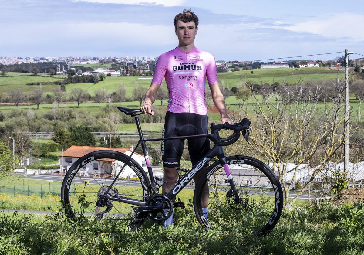 Sergio Trueba posa con su bicicleta. Camino de los 24 años cumple su sexta campaña en el Gomur.