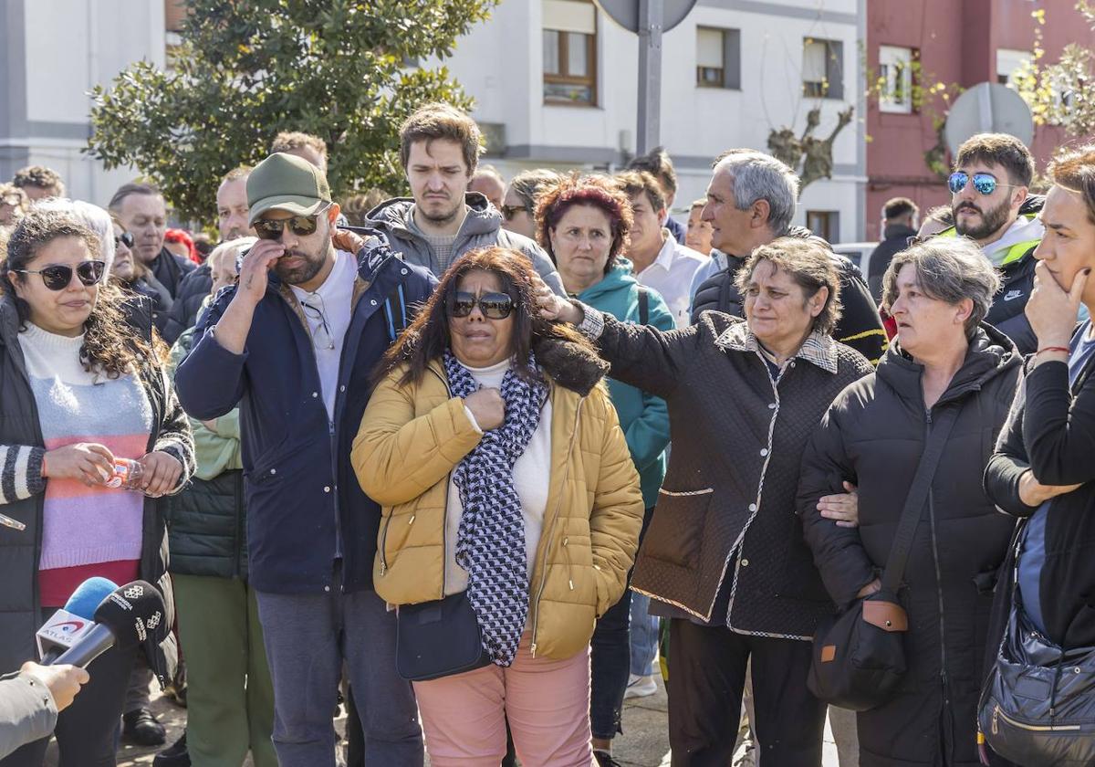 Familiares de los fallecidos en el naufragio protestan tras el minuto de silencio en el homenaje que se rindió a las víctimas hace un año.