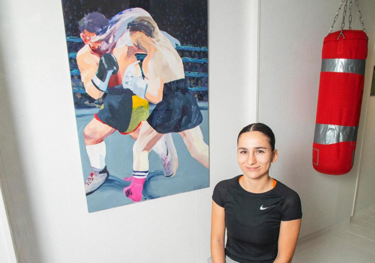 La artista Blanca Tejerina, junto a una de sus pinturas.