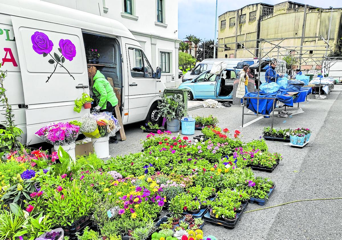 Los puestos del mercado de Maliaño de los martes se reparten por el aparcamiento de Cros, ubicado junto al centro de salud.