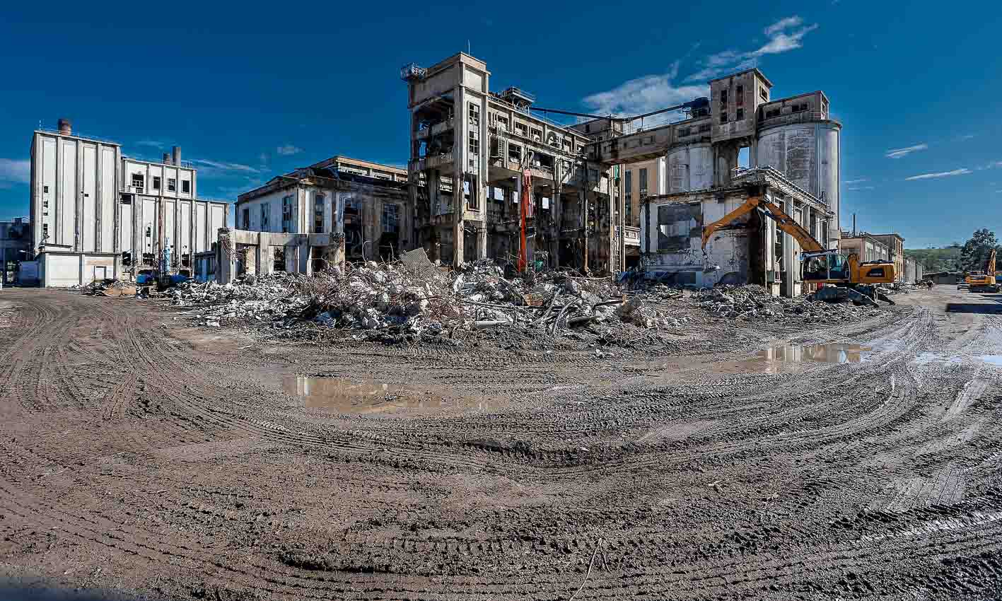 Parte del complejo de Sniace dedicada al blanqueo del material, en pleno desmantelamiento.